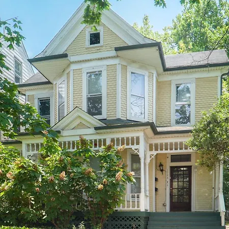 Spacious Historic House Near Louisville Sites